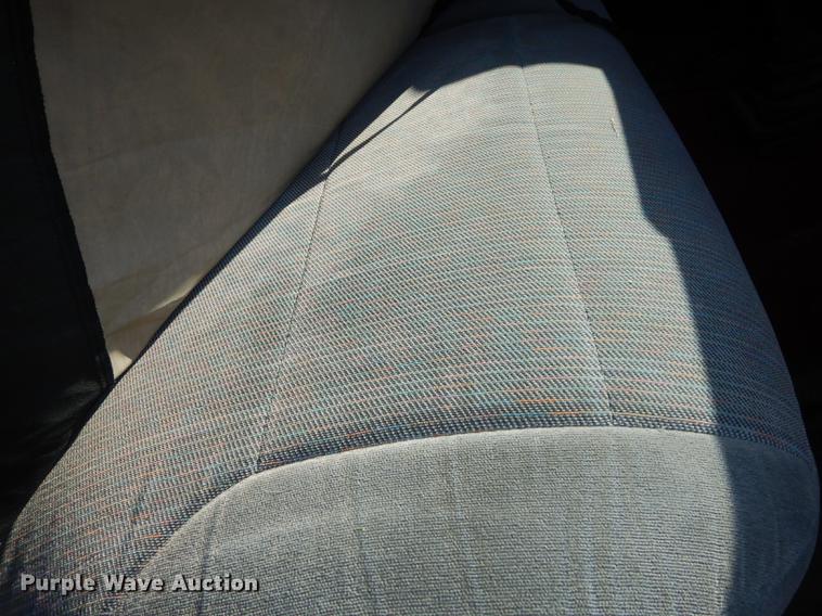 image for item DC0305 1990 Ford F250 XLT Lariat pickup truck