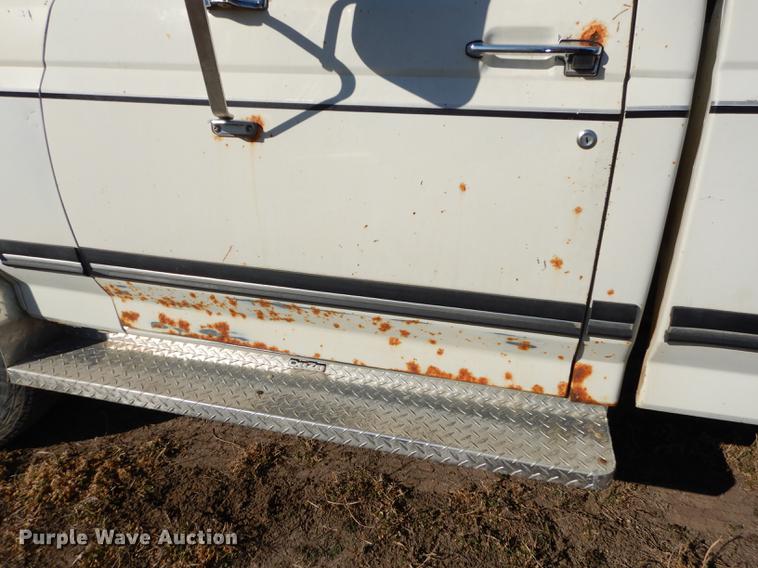 image for item DC0305 1990 Ford F250 XLT Lariat pickup truck