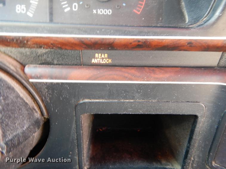 image for item DC0305 1990 Ford F250 XLT Lariat pickup truck