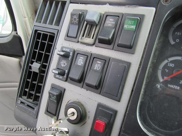 image for item DC4424 2001 Freightliner FL60 refrigerated van truck