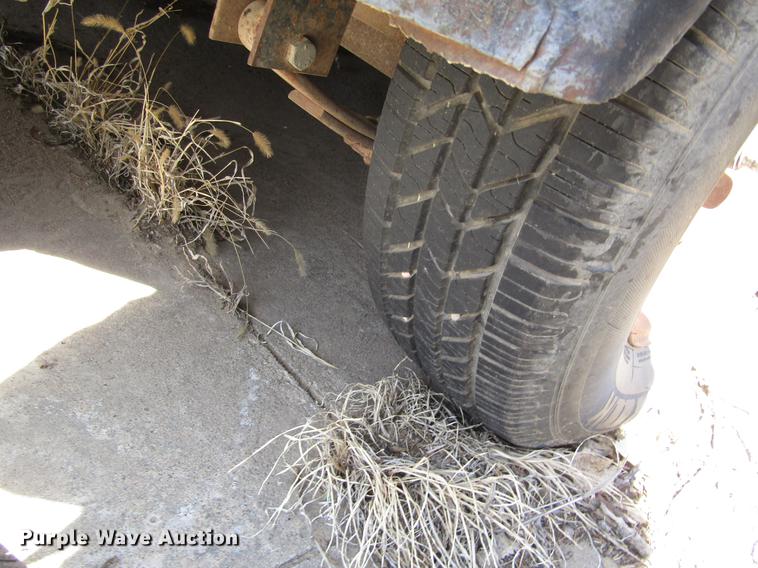 image for item DD8733 2001 Superior tank trailer