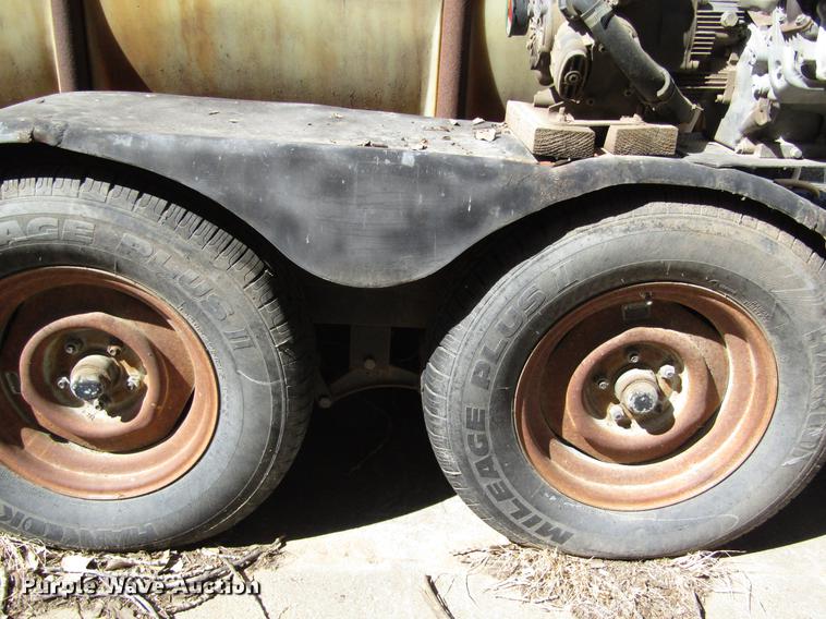 image for item DD8733 2001 Superior tank trailer