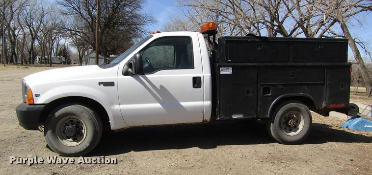 image for item DD8734 1999 Ford F250 Super Duty utility bed pickup truck