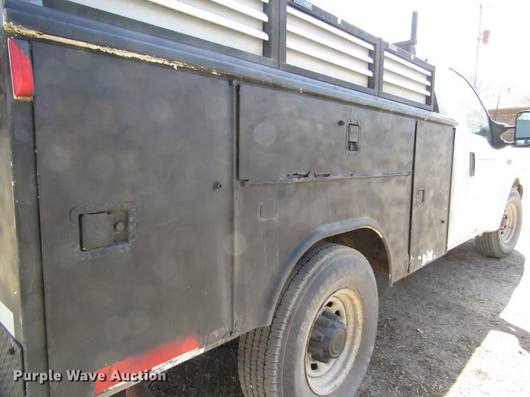 image for item DD8734 1999 Ford F250 Super Duty utility bed pickup truck