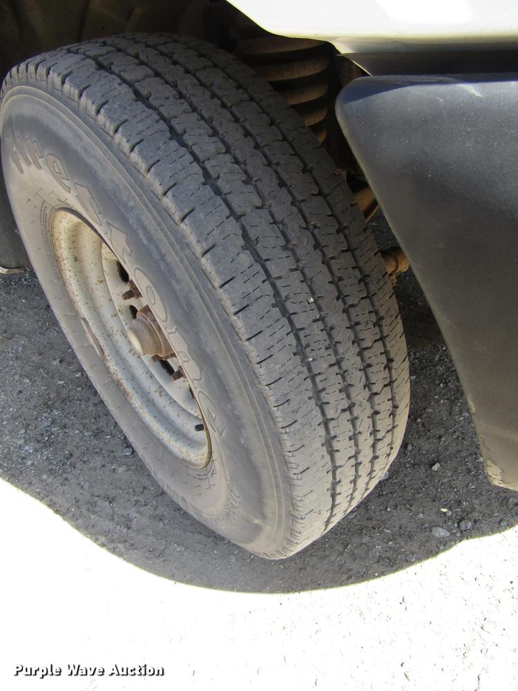 image for item DD8734 1999 Ford F250 Super Duty utility bed pickup truck