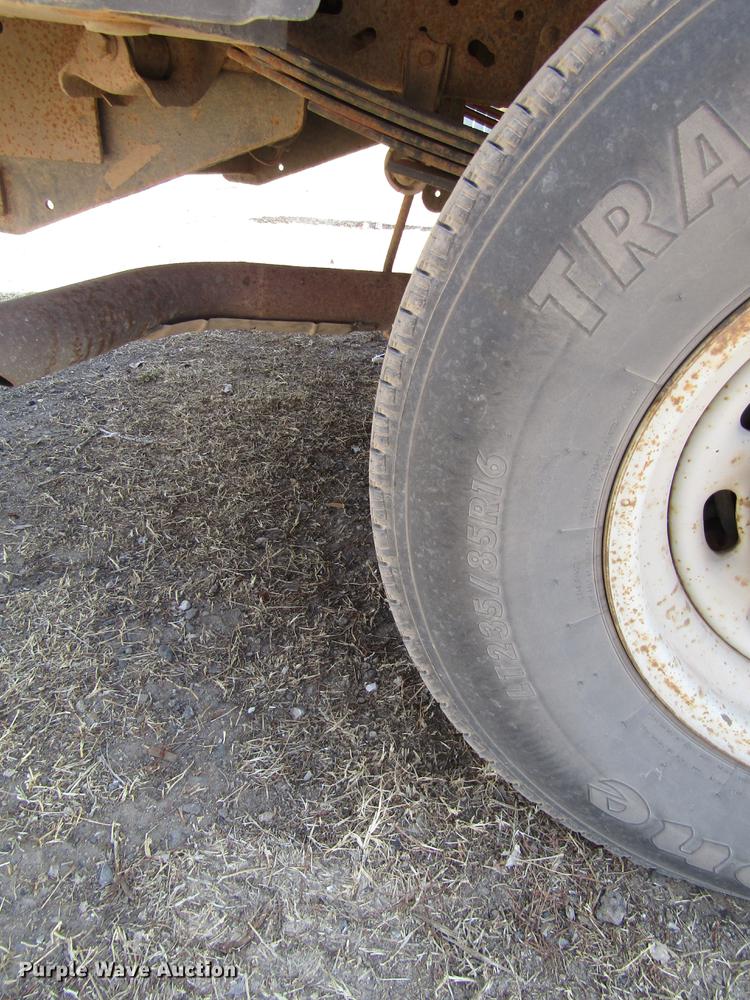 image for item DD8734 1999 Ford F250 Super Duty utility bed pickup truck