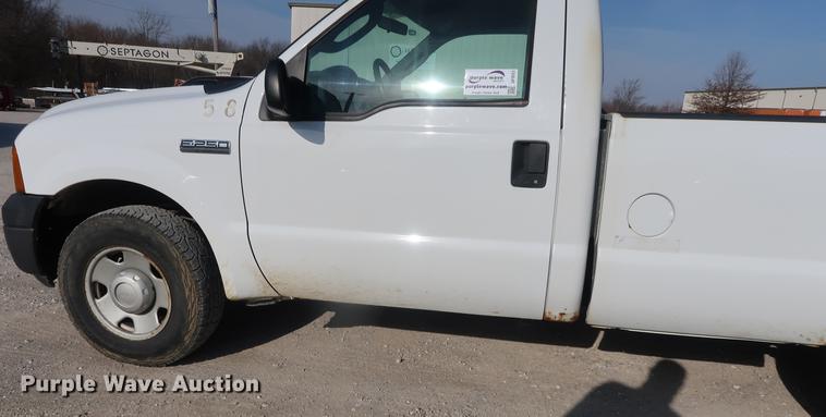 image for item DF3561 2007 Ford F250 Super Duty pickup truck