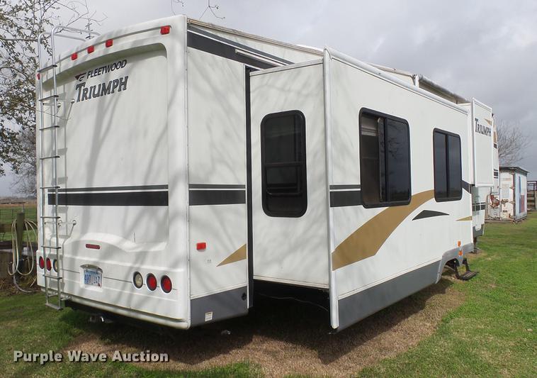 image for item DG9483 2006 Fleetwood Triumph camper