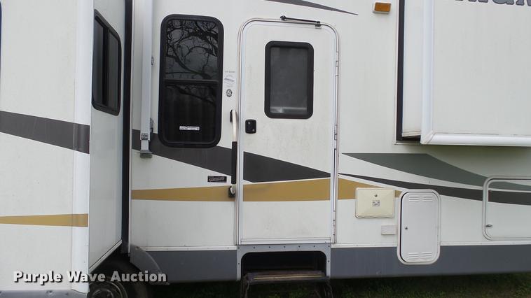 image for item DG9483 2006 Fleetwood Triumph camper