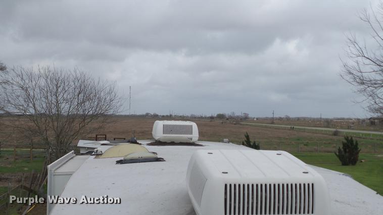 image for item DG9483 2006 Fleetwood Triumph camper