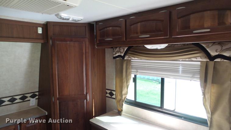 image for item DG9483 2006 Fleetwood Triumph camper