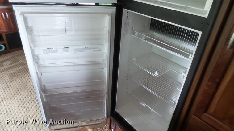 image for item DG9483 2006 Fleetwood Triumph camper