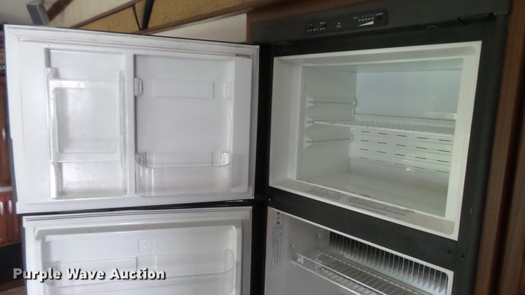 image for item DG9483 2006 Fleetwood Triumph camper