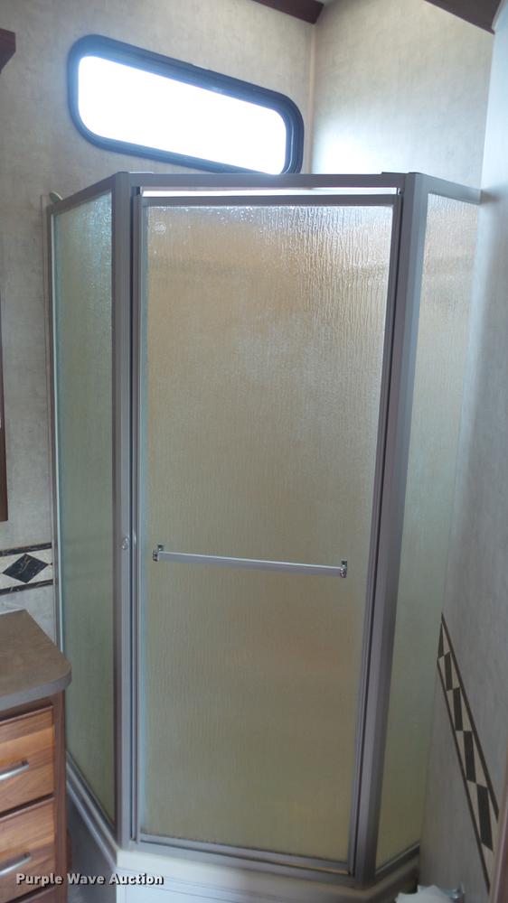 image for item DG9483 2006 Fleetwood Triumph camper