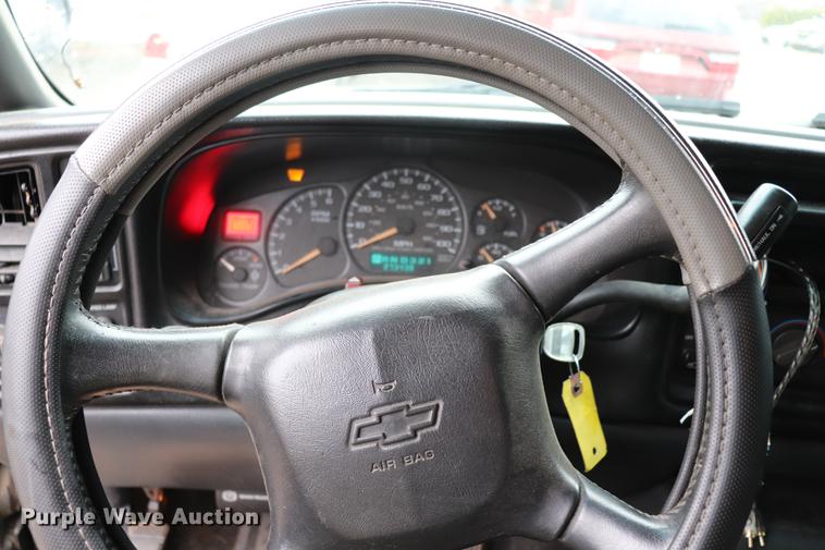 image for item EJ9787 2002 Chevrolet Silverado 1500 Crew Cab pickup truck