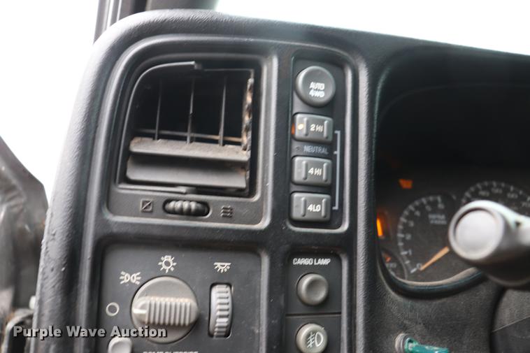 image for item EJ9787 2002 Chevrolet Silverado 1500 Crew Cab pickup truck