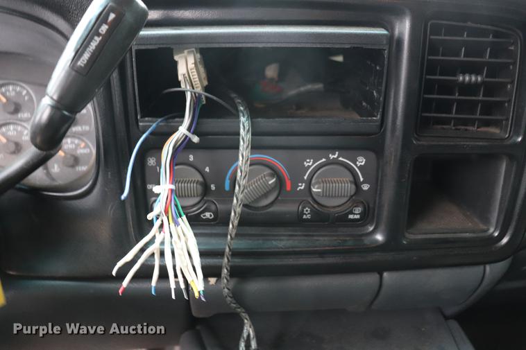 image for item EJ9787 2002 Chevrolet Silverado 1500 Crew Cab pickup truck