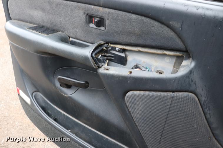 image for item EJ9787 2002 Chevrolet Silverado 1500 Crew Cab pickup truck