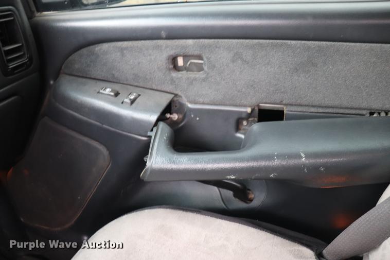 image for item EJ9787 2002 Chevrolet Silverado 1500 Crew Cab pickup truck