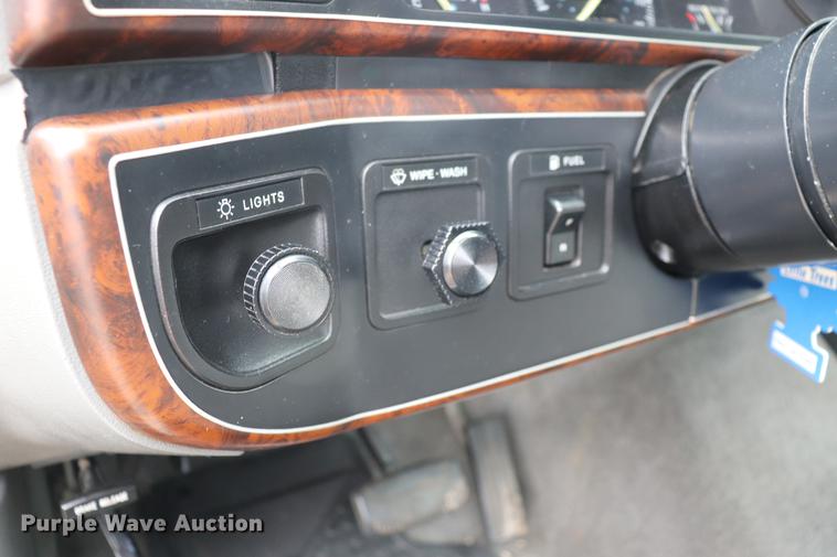 image for item EJ9793 1988 Ford F150 XLT pickup truck