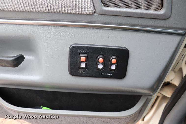 image for item EJ9793 1988 Ford F150 XLT pickup truck