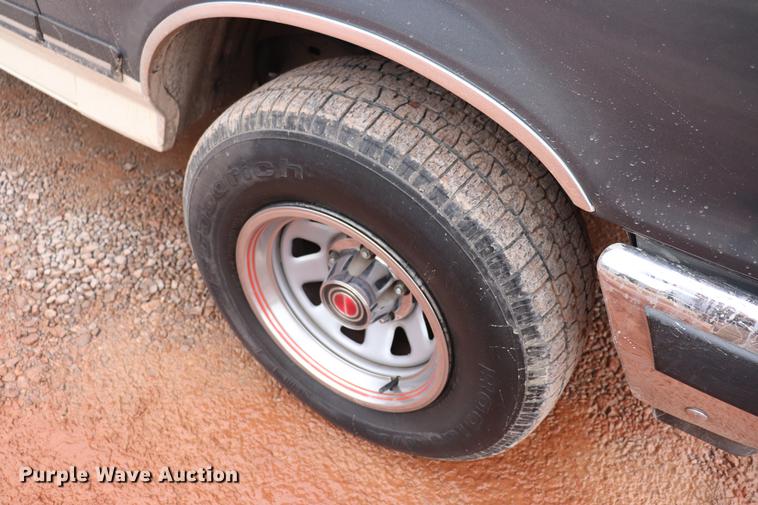 image for item EJ9793 1988 Ford F150 XLT pickup truck