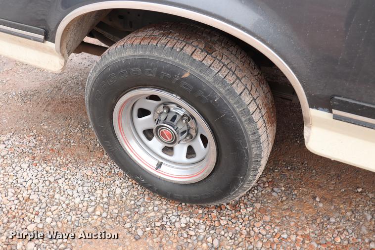 image for item EJ9793 1988 Ford F150 XLT pickup truck