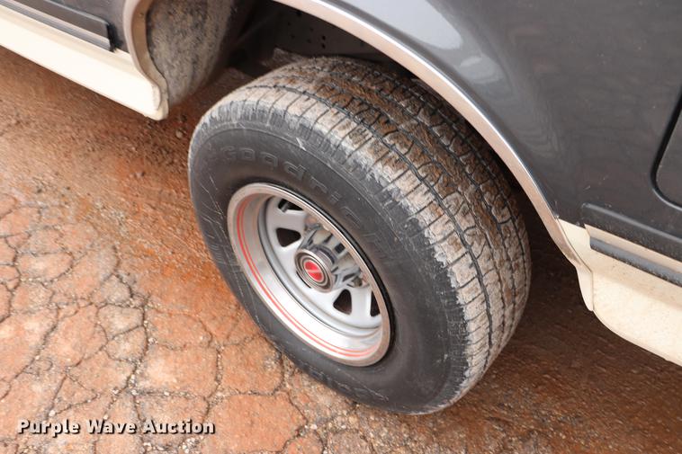 image for item EJ9793 1988 Ford F150 XLT pickup truck