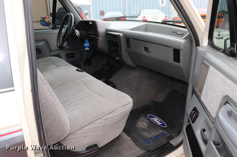 image for item EJ9793 1988 Ford F150 XLT pickup truck