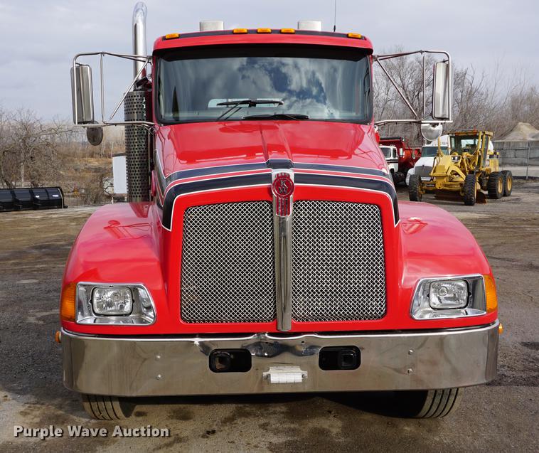 image for item DB0492 2006 Kenworth T300 service truck with crane