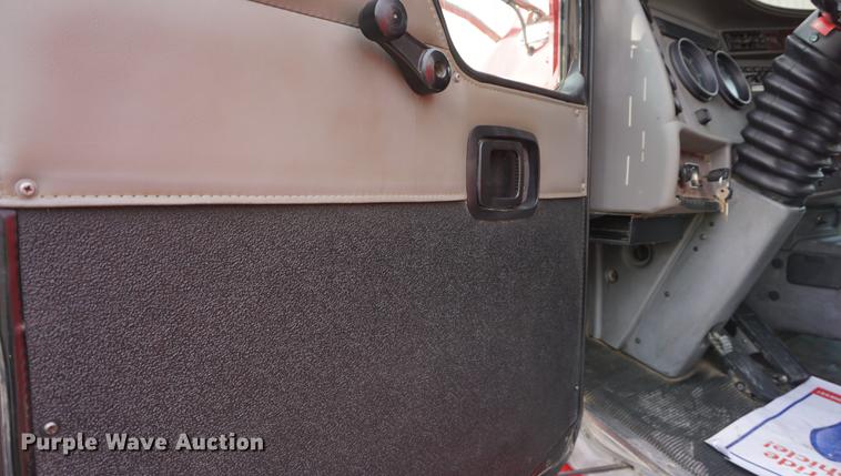 image for item DB0492 2006 Kenworth T300 service truck with crane