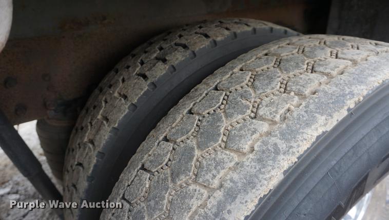 image for item DB0492 2006 Kenworth T300 service truck with crane