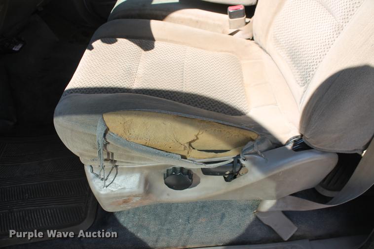 image for item DB5143 2001 Ford F350 Super Duty XL Crew Cab flatbed pickup truck