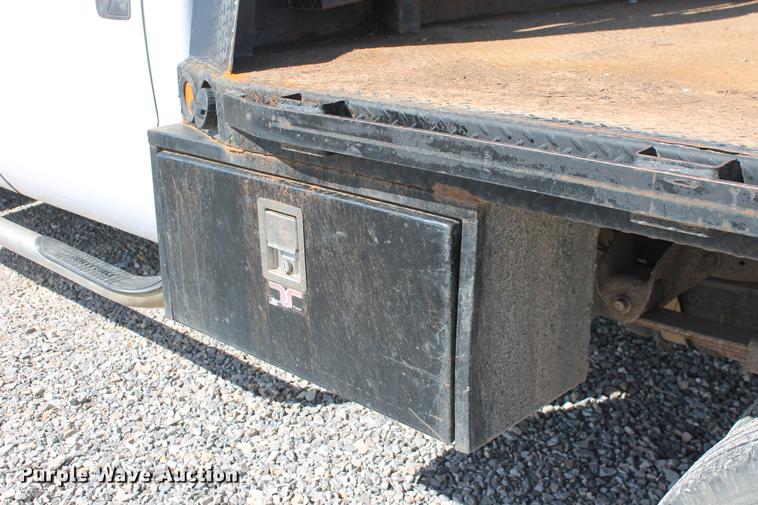 image for item DB5143 2001 Ford F350 Super Duty XL Crew Cab flatbed pickup truck