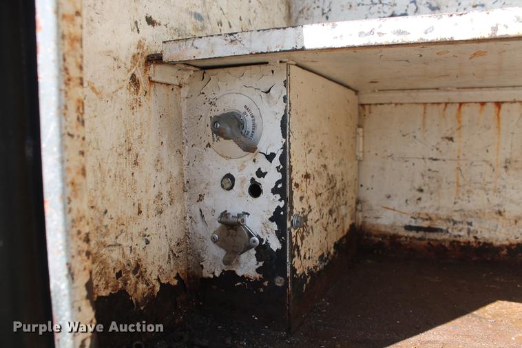 image for item DB5144 1999 Ford F350 Super Duty XLT SuperCab flatbed pickup truck