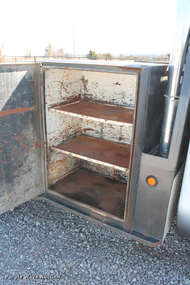 image for item DB5144 1999 Ford F350 Super Duty XLT SuperCab flatbed pickup truck