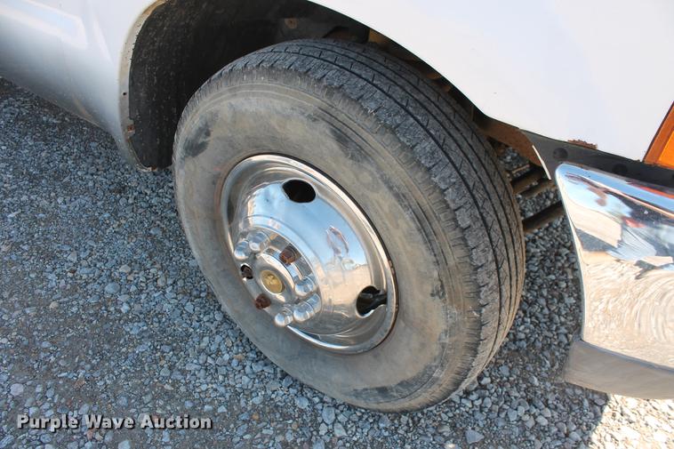 image for item DB5144 1999 Ford F350 Super Duty XLT SuperCab flatbed pickup truck