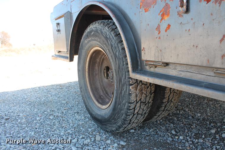 image for item DB5144 1999 Ford F350 Super Duty XLT SuperCab flatbed pickup truck