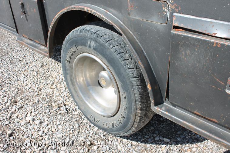 image for item DB5144 1999 Ford F350 Super Duty XLT SuperCab flatbed pickup truck