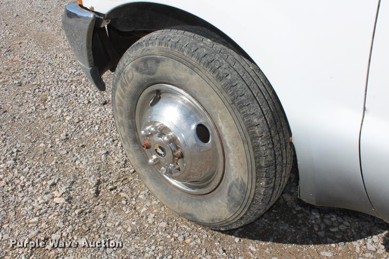 image for item DB5144 1999 Ford F350 Super Duty XLT SuperCab flatbed pickup truck