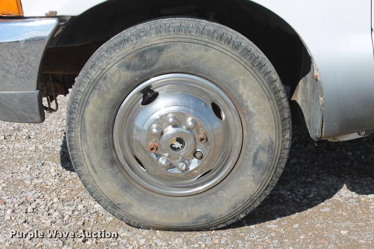 image for item DB5144 1999 Ford F350 Super Duty XLT SuperCab flatbed pickup truck