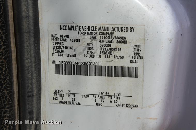 image for item DB5144 1999 Ford F350 Super Duty XLT SuperCab flatbed pickup truck