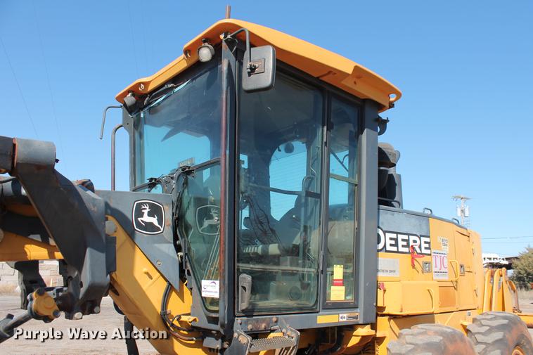 image for item DB5168 2005 John Deere 672D motor grader