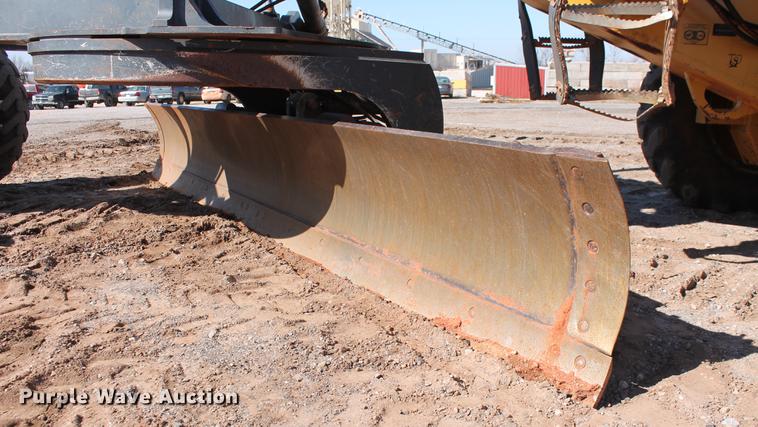 image for item DB5168 2005 John Deere 672D motor grader