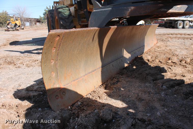 image for item DB5168 2005 John Deere 672D motor grader