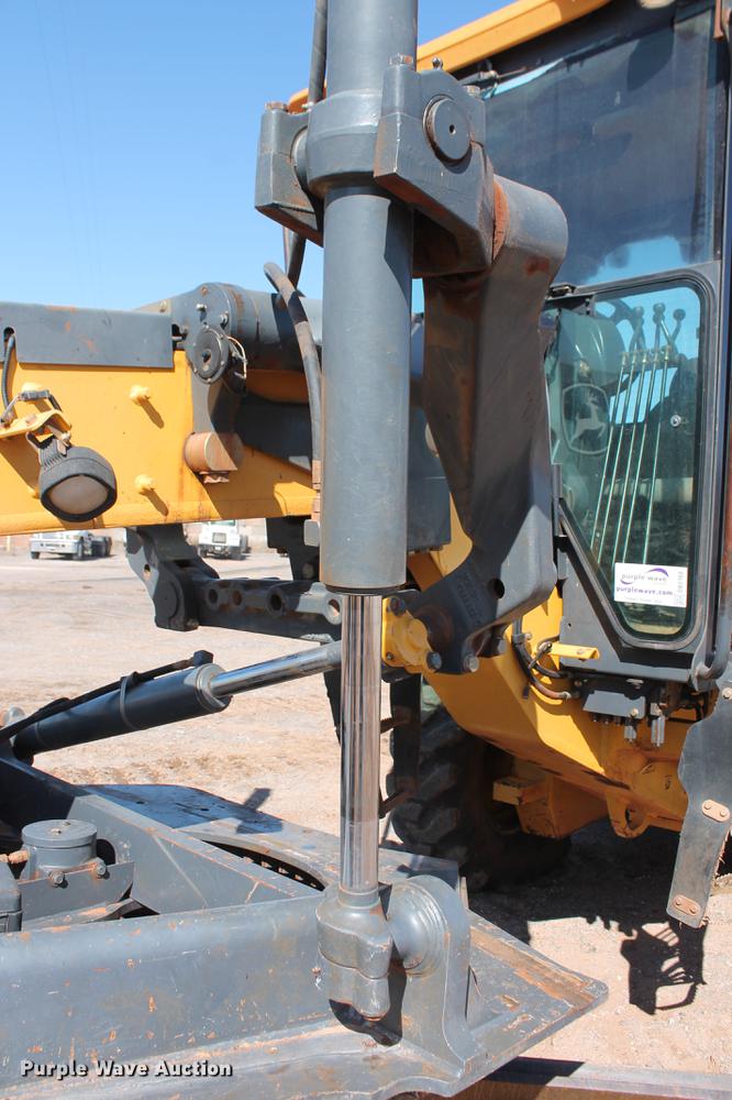 image for item DB5168 2005 John Deere 672D motor grader