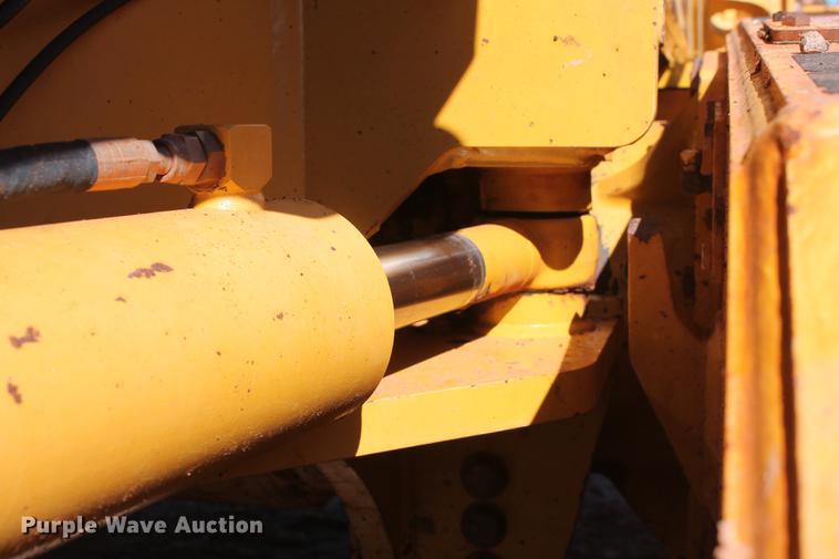 image for item DB5168 2005 John Deere 672D motor grader