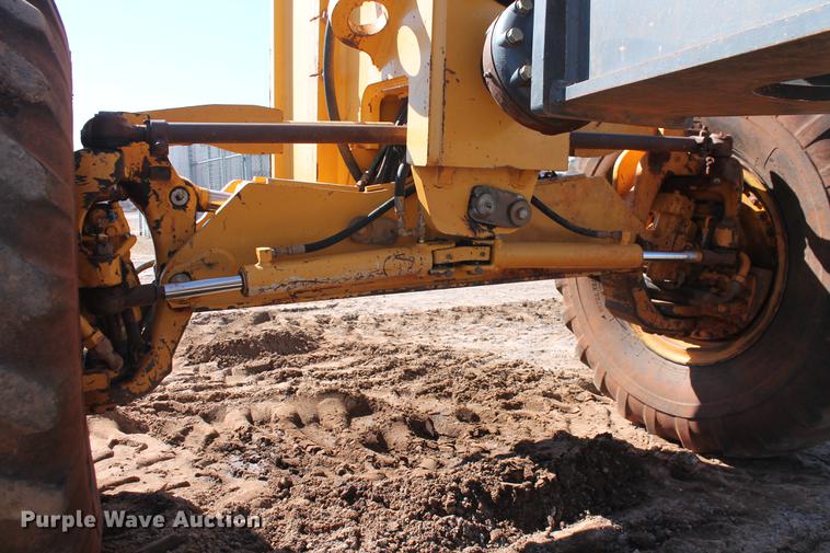 image for item DB5168 2005 John Deere 672D motor grader