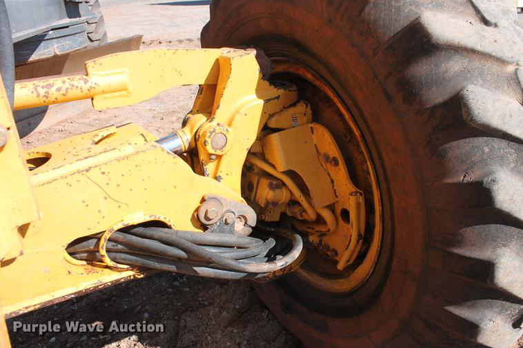 image for item DB5168 2005 John Deere 672D motor grader