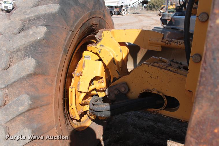 image for item DB5168 2005 John Deere 672D motor grader